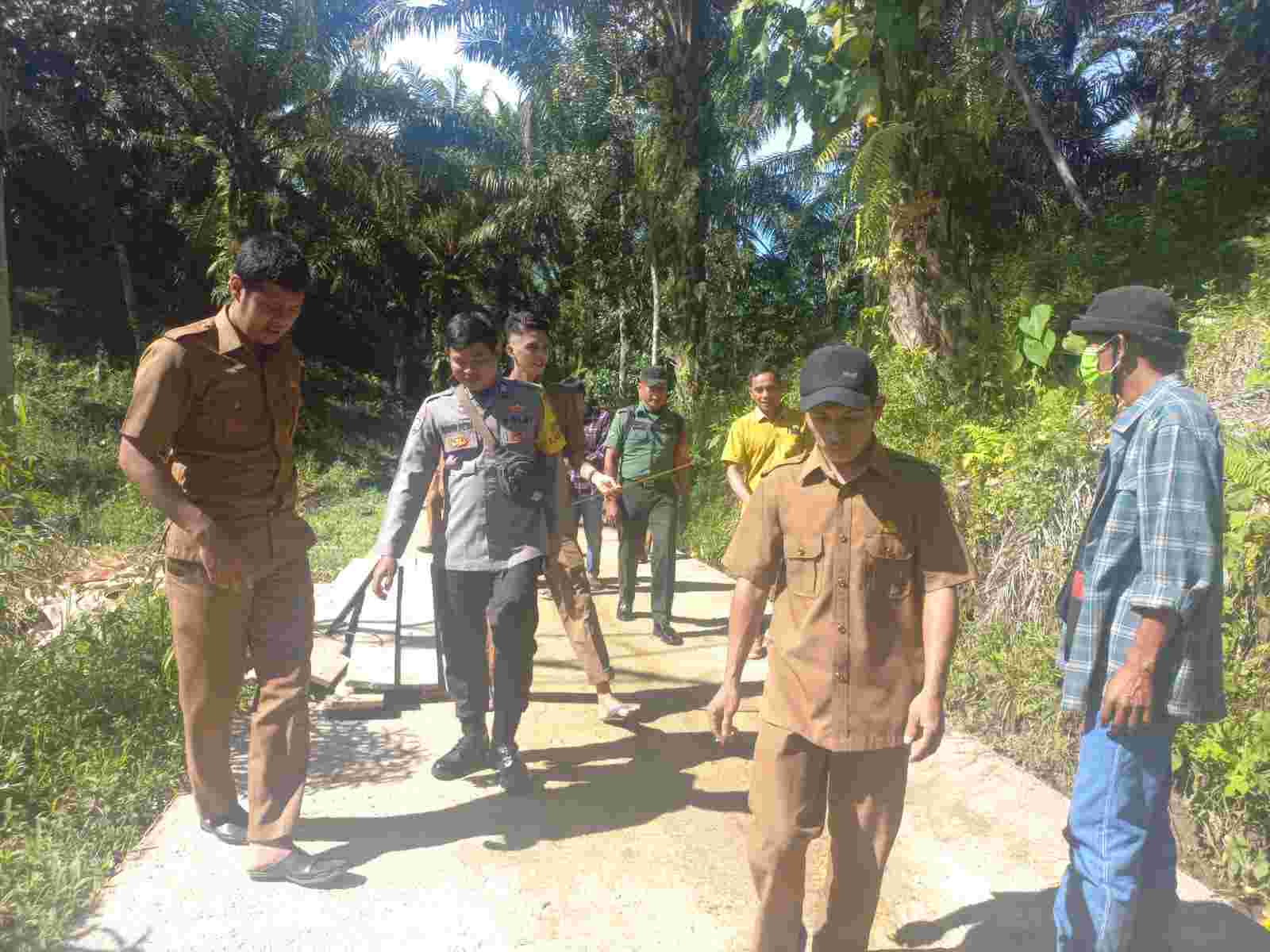 Prirotas Penggunaan Dana Desa (DD) Tahun Anggaran 2023, maka Tim Monitoring Pelaksanaan Pemerintahan dan Dana Desa Pondok Kopi Kecamatan Teras Terunjam Kabupaten Mukomuko melaksanakan monitoring dan evaluasi triwulan I pada Selasa , 11/07/23, di Aula Kantor Desa  Pondok Kopi ( Alfian/ mediasinardunia.com) 